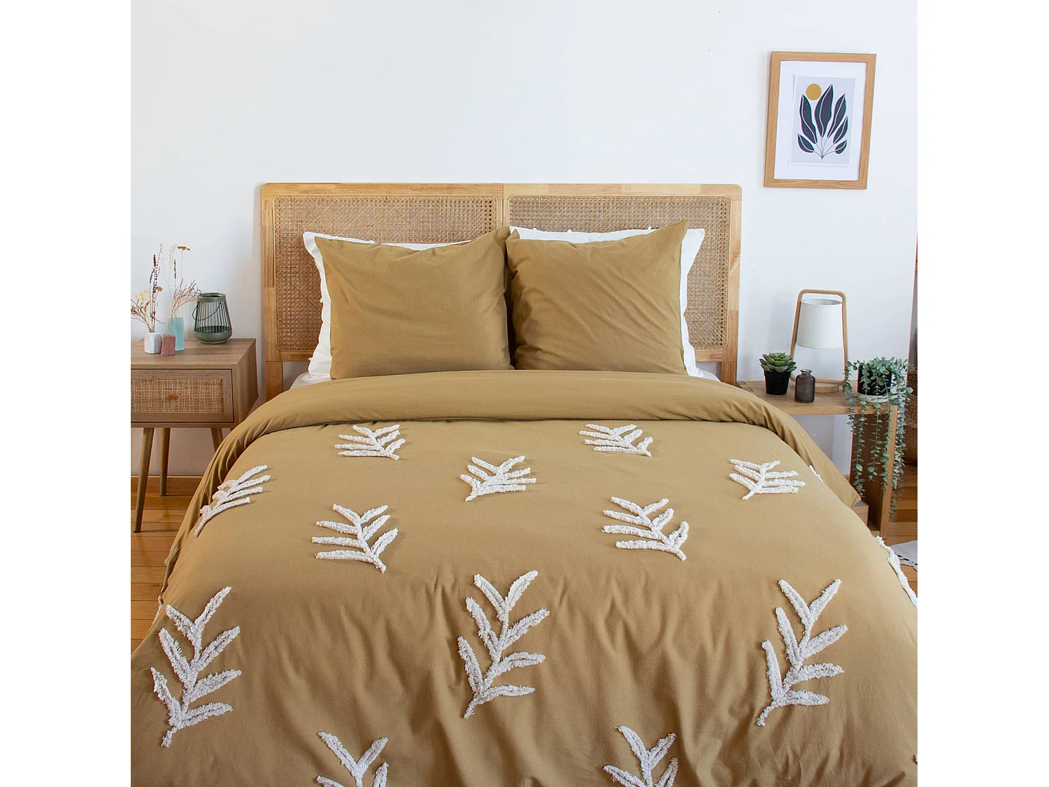 Parure de lit coton lavé tufté motifs végétaux 2 places moutarde. 1 housse 260x240cm + 2 taies 63x63cm