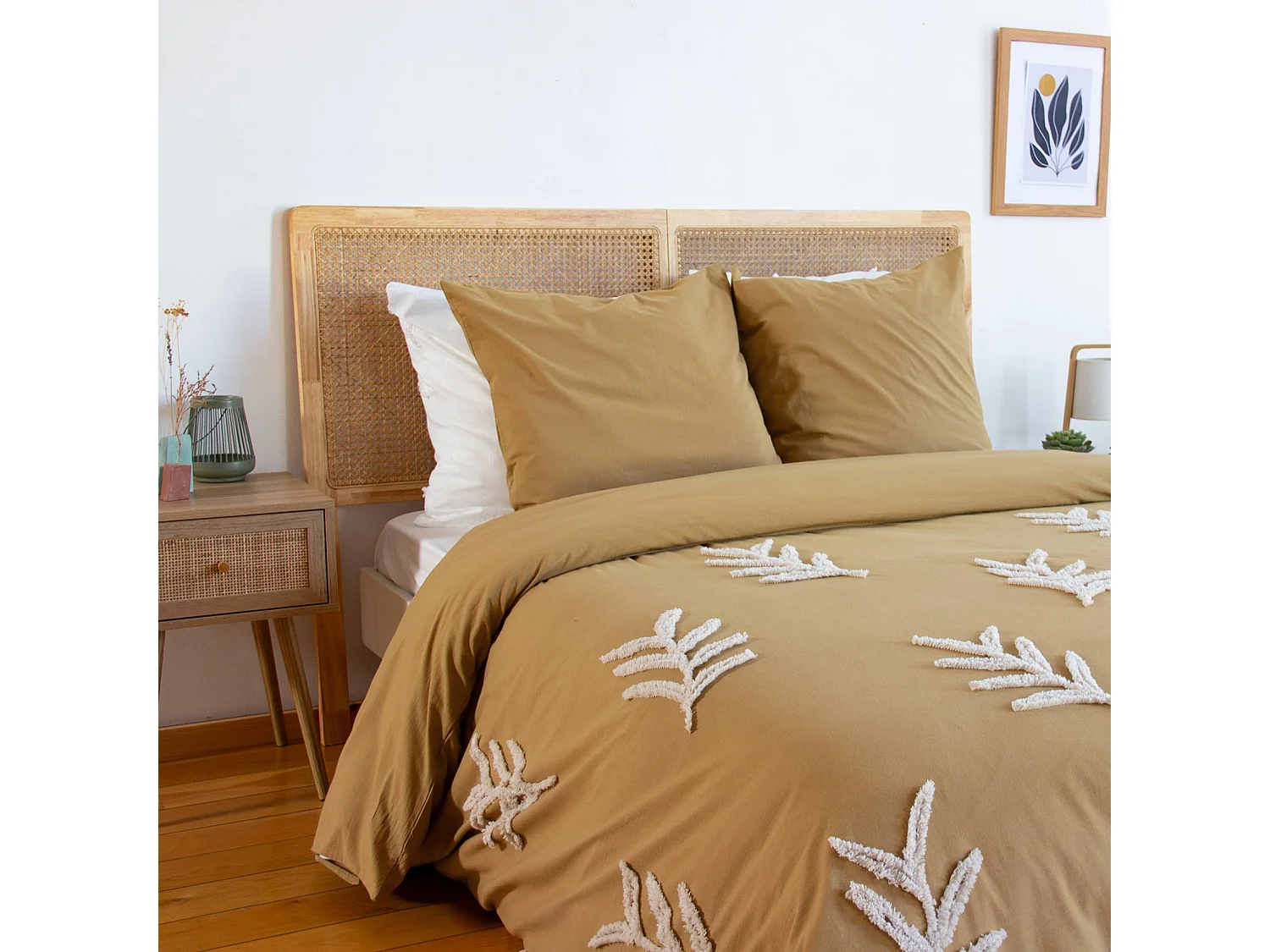 Parure de lit coton lavé tufté motifs végétaux 2 places moutarde. 1 housse 260x240cm + 2 taies 63x63cm