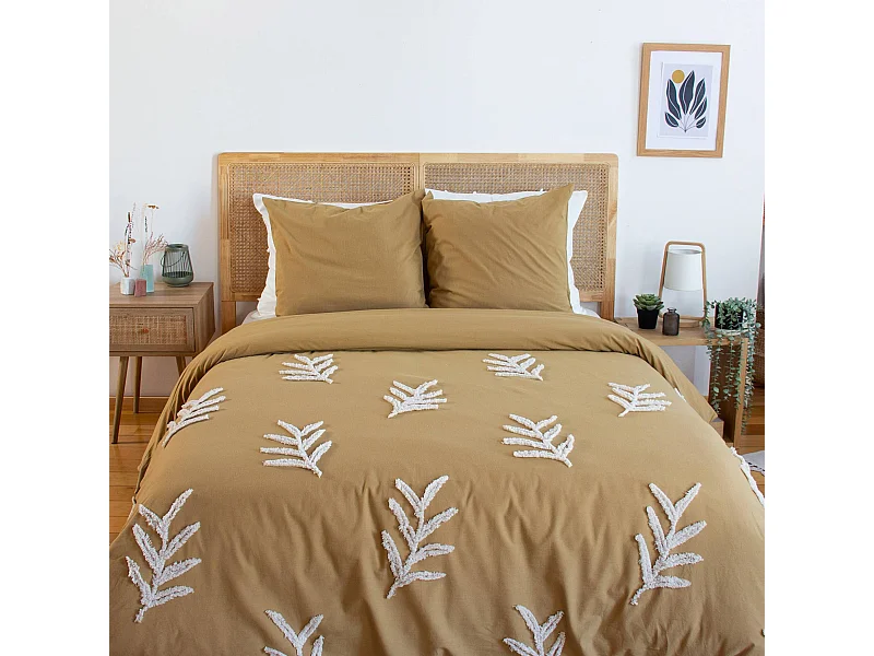 Parure de lit coton lavé tufté motifs végétaux 2 places moutarde. 1 housse 260x240cm + 2 taies 63x63cm