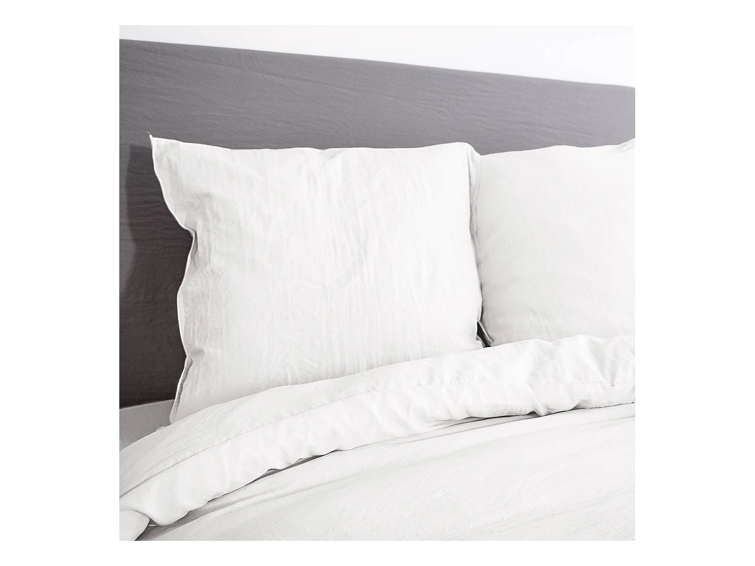 Parure de lit en microfibre lavée. blanc. 260 x 240cm pour lit 2 places avec 1 housse de couette et 2 taies d'oreillers