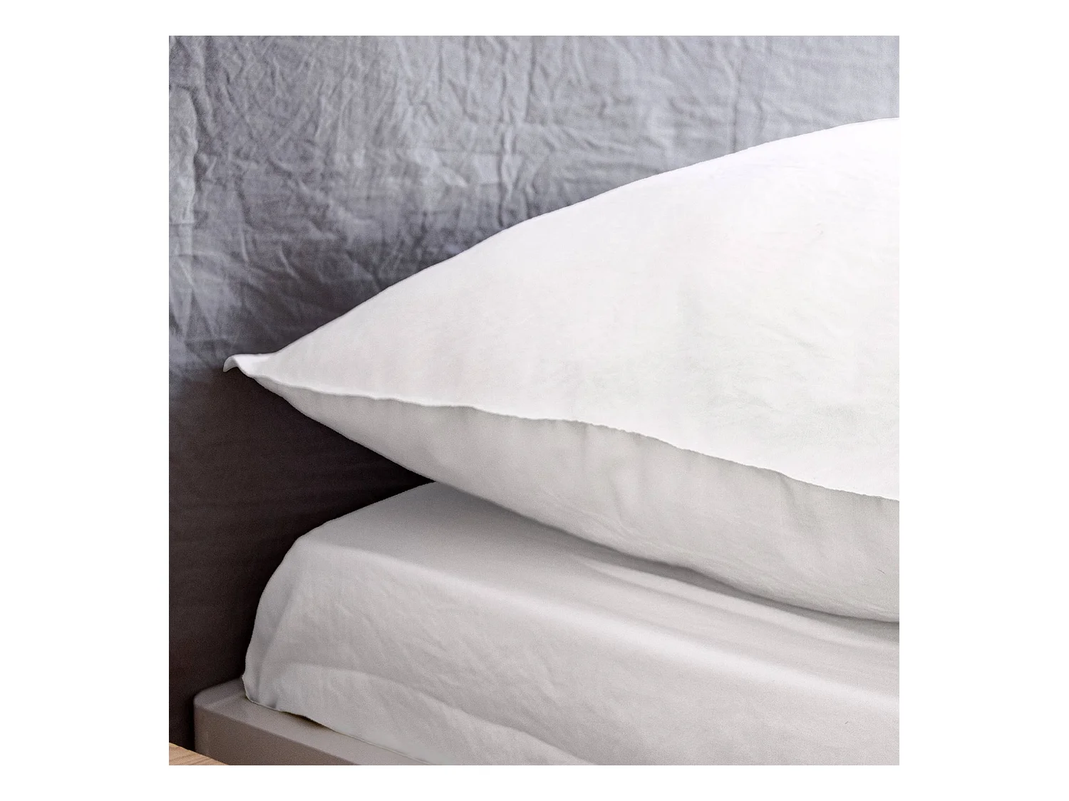 Parure de lit en microfibre lavée. blanc. 260 x 240cm pour lit 2 places avec 1 housse de couette et 2 taies d'oreillers