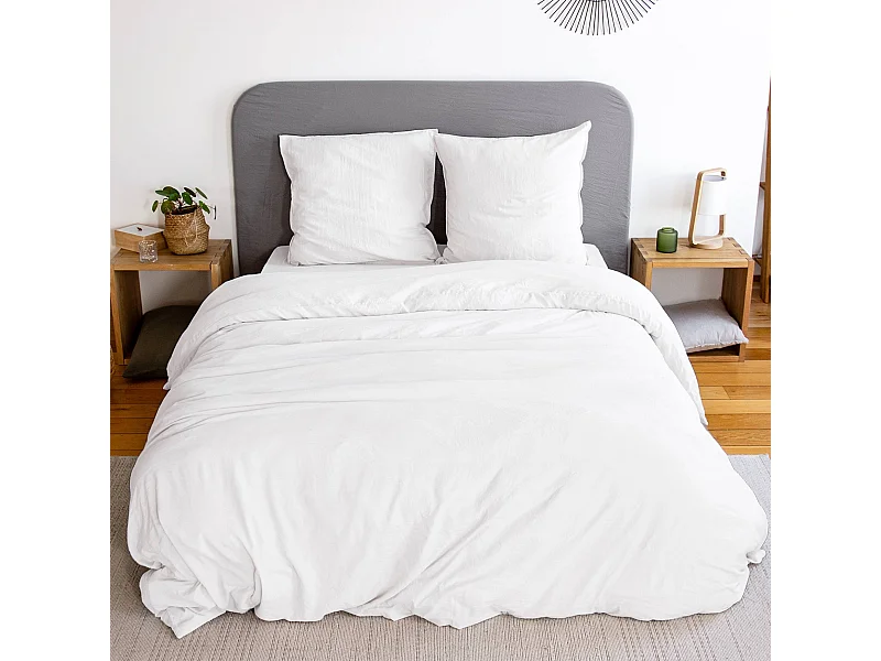 Parure de lit en microfibre lavée. blanc. 260 x 240cm pour lit 2 places avec 1 housse de couette et 2 taies d'oreillers