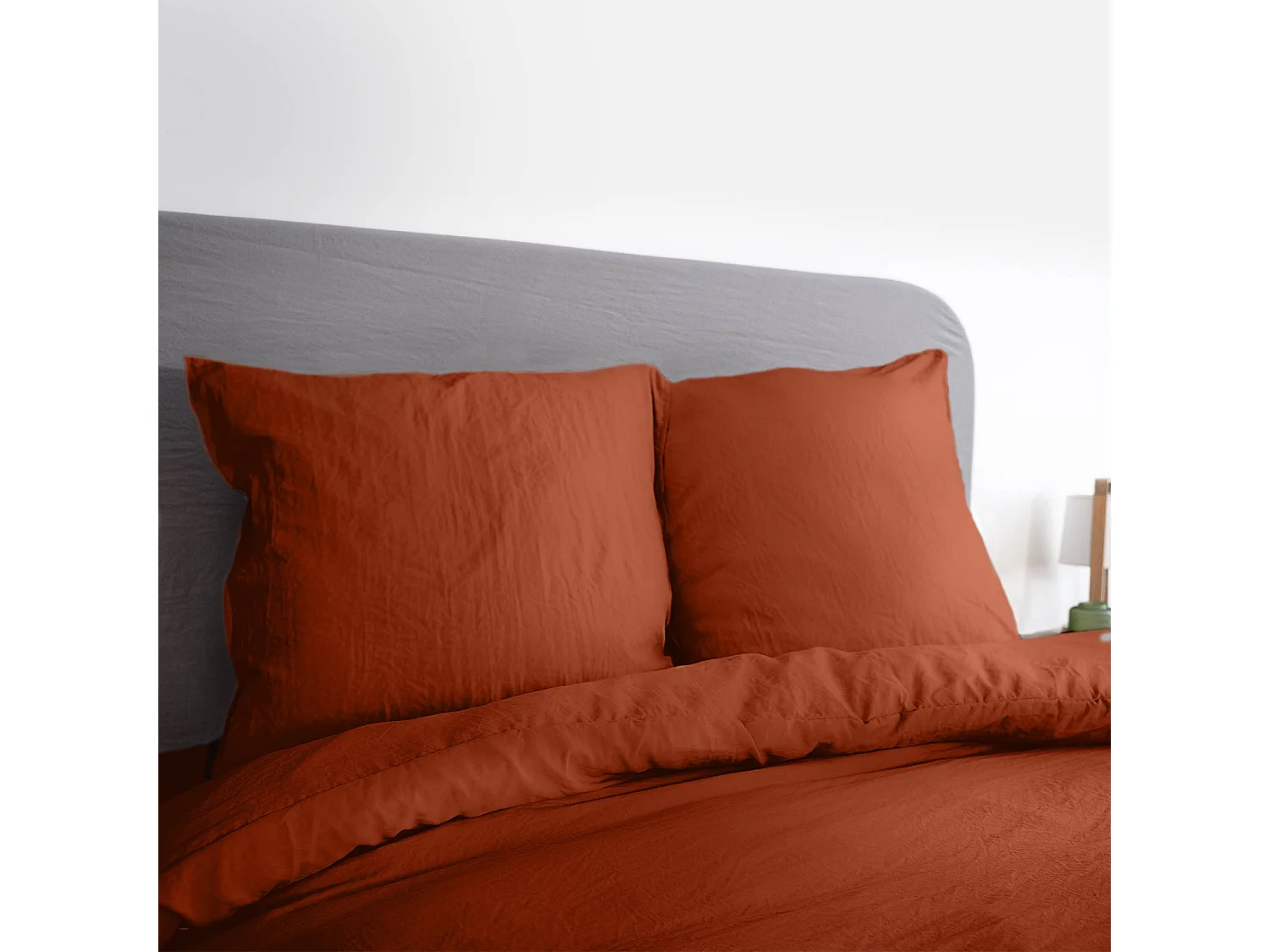 Parure de lit en microfibre lavée. terracotta. 260 x 240cm pour lit 2 places avec 1 housse de couette et 2 taies d'oreillers