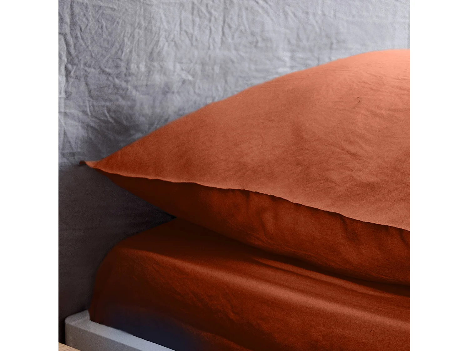 Parure de lit en microfibre lavée. terracotta. 260 x 240cm pour lit 2 places avec 1 housse de couette et 2 taies d'oreillers