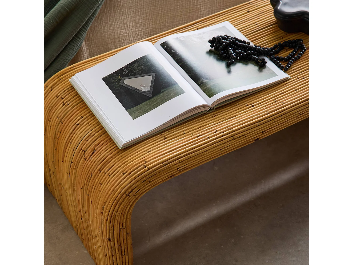 Banc. bout de lit en rotin naturel. 100cm. bords arrondis. L 100 x P 45 x H 40cm