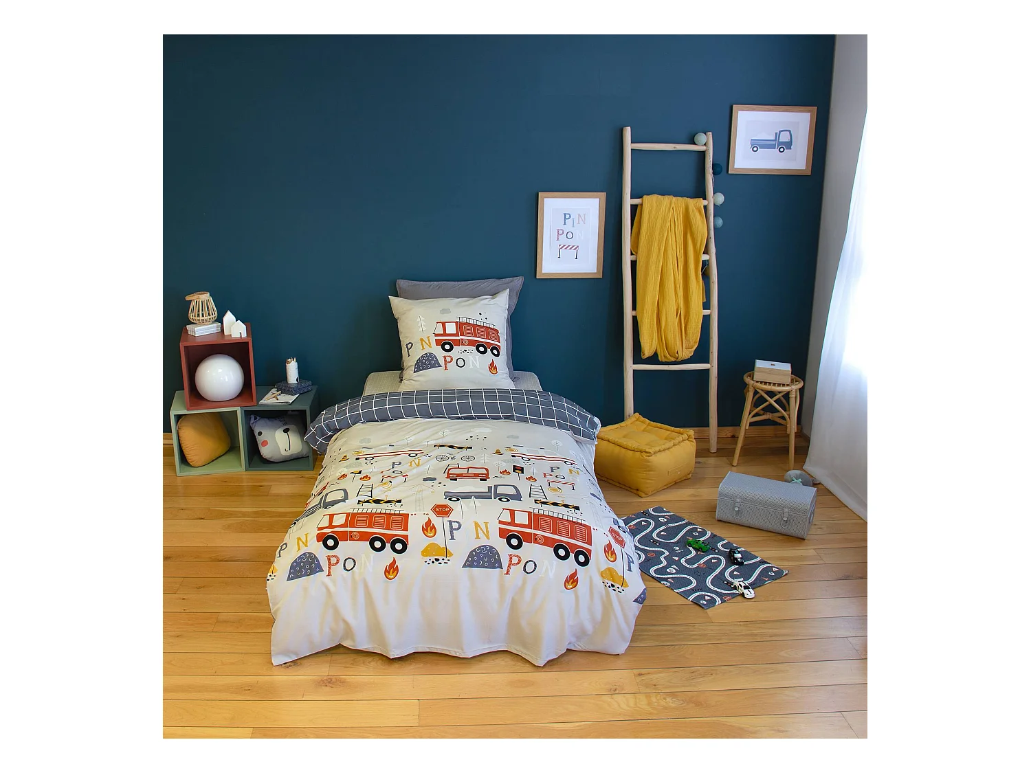 Parure de lit réversible PINPON 1 place imprimé thème pompier en microfibre. 140 x 200cm. 1 housse de couette. 1 taie d'oreiller