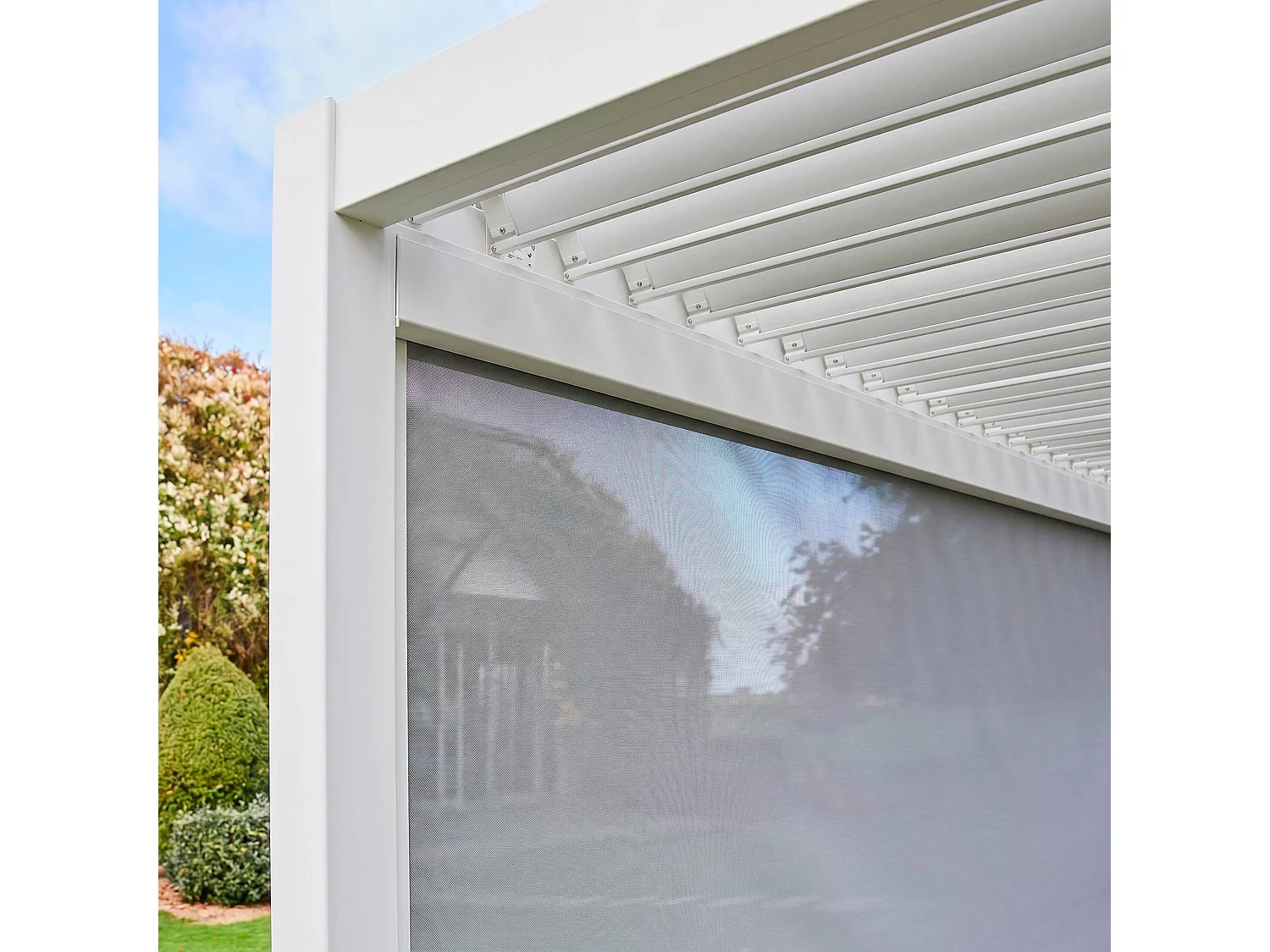 Estor lateral enrollable de aluminio y textileno para pérgola