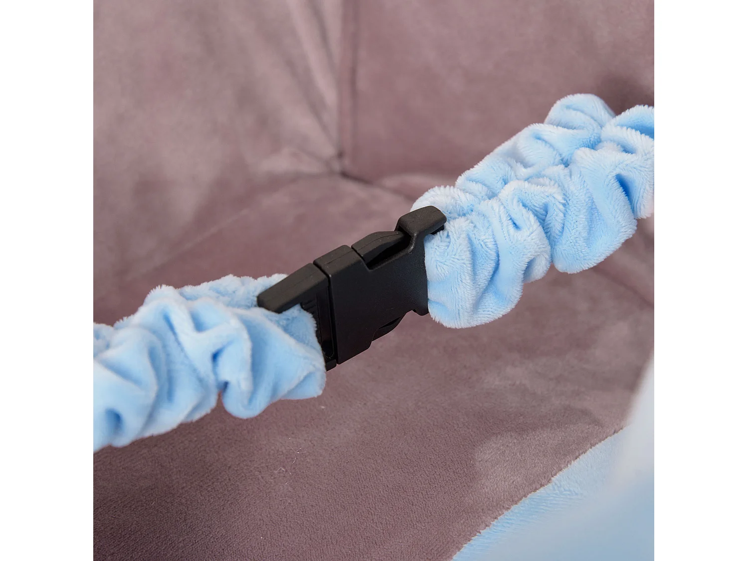 Animale a dondolo a forma di elefante con rotelle e cintura blu