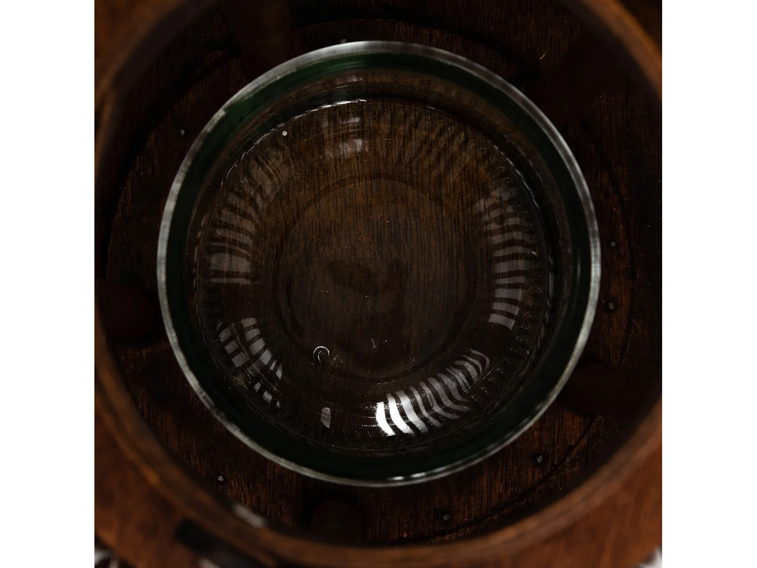 Linterna de madera marrón