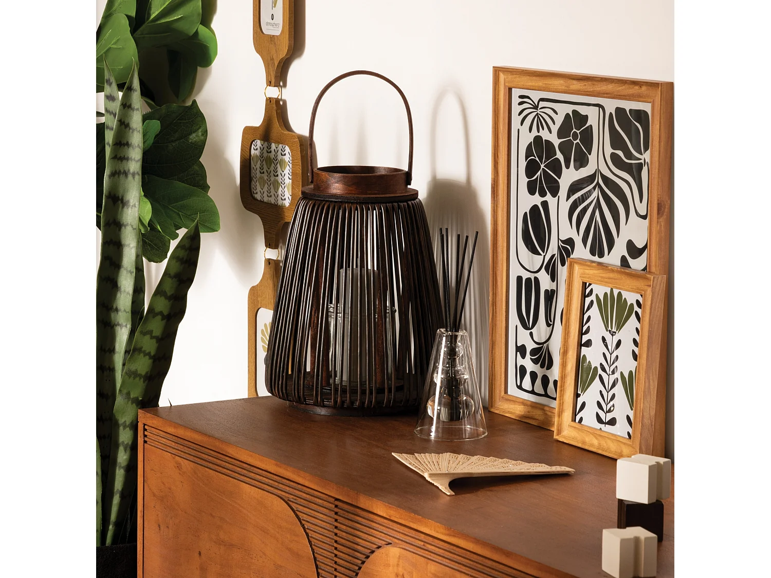 Linterna de madera marrón