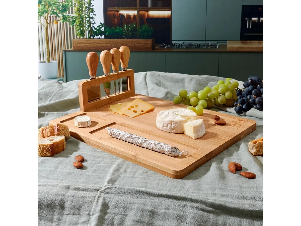 Planche à fromage en bambou 36x28cm avec son support de 4 couteaux inclus