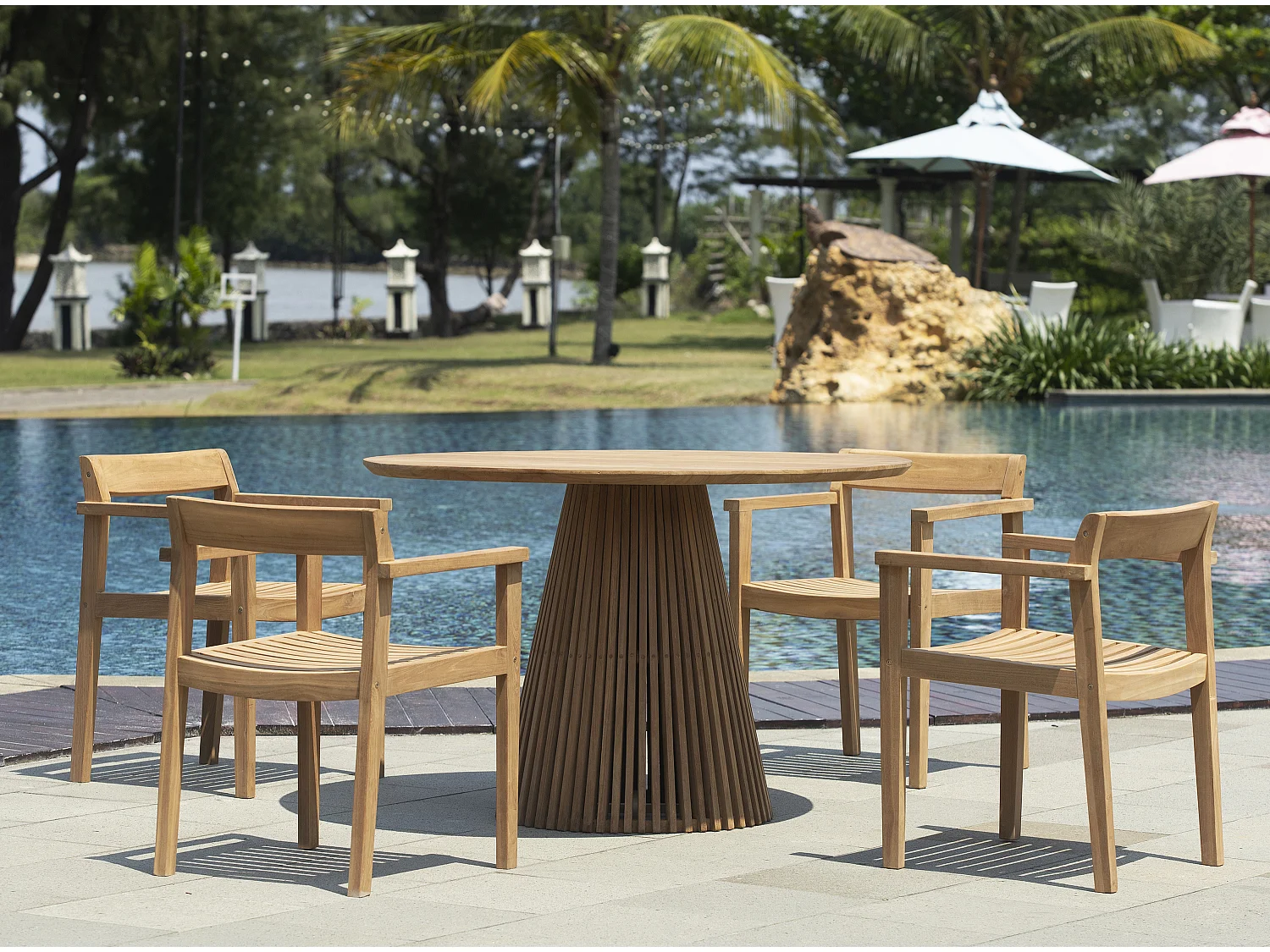 Table à manger de jardin en teck D.120 cm - Naturel clair - TRIANI de MYLIA