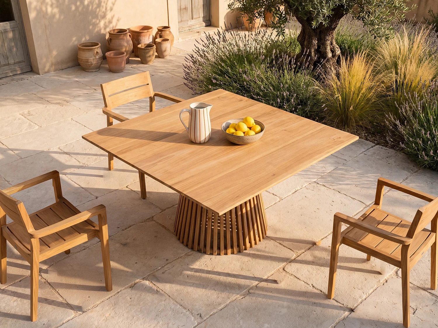 Table à manger de jardin en teck L.135 cm - Naturel clair - TRIANI de MYLIA