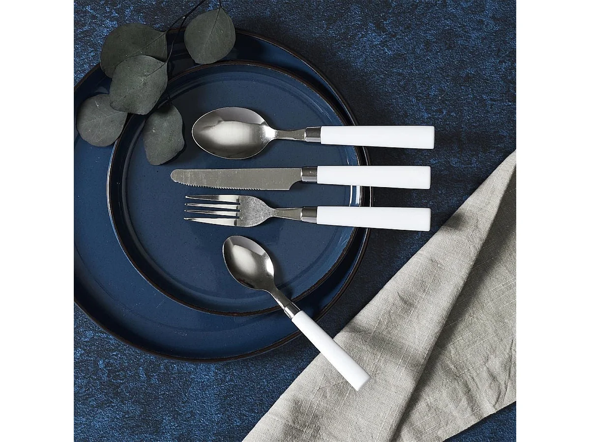 Range ménagère blanc avec 16 pièces en inox manches blanc en plastique