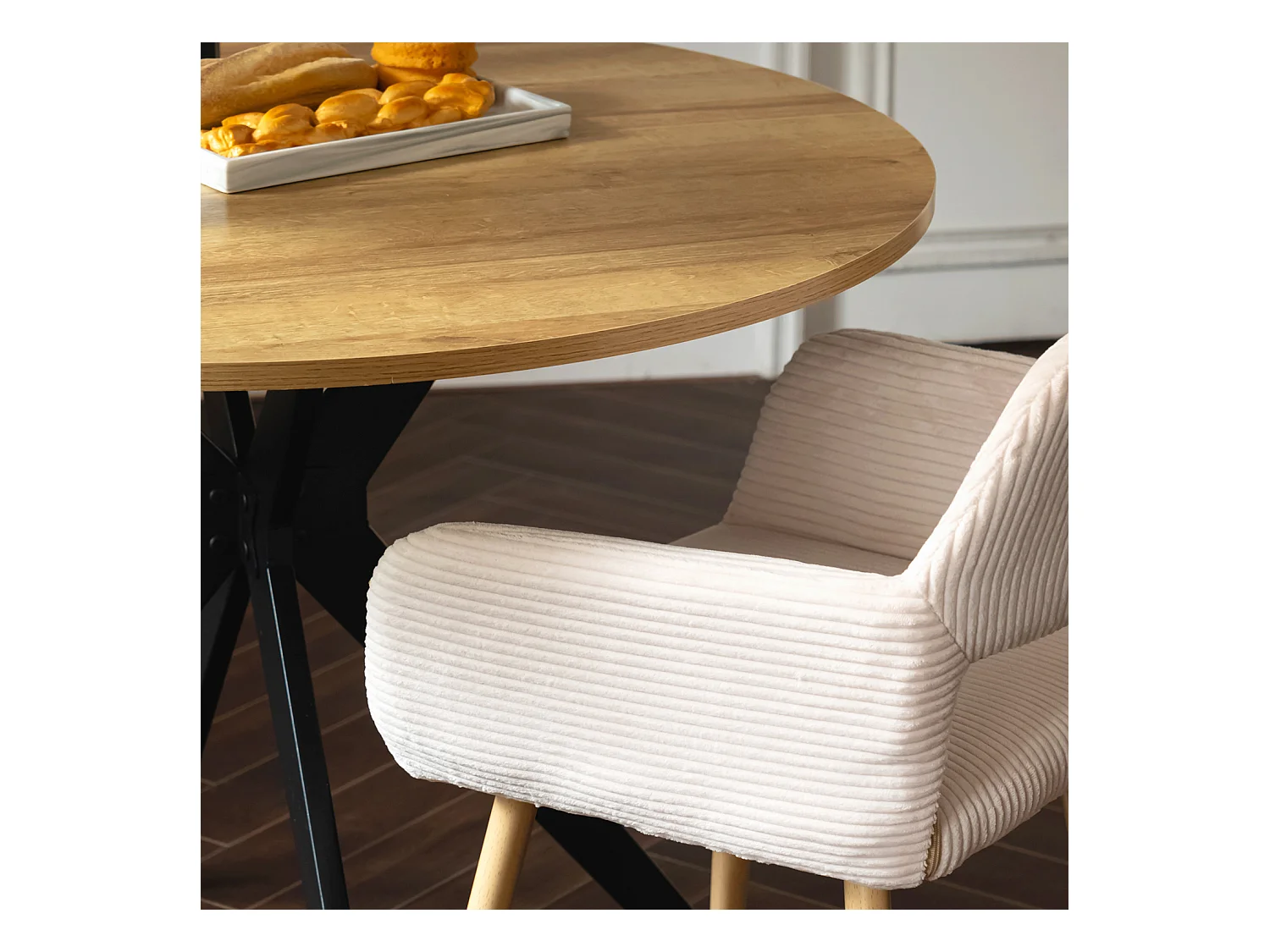 Table à manger ronde 4 à 6 personnes style industriel plateau imitation chêne et pieds en acier noir, CLIFTX