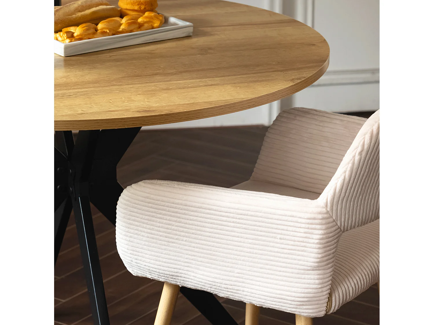 Table à manger ronde 4 à 6 personnes style industriel plateau imitation chêne et pieds en acier noir, CLIFTX