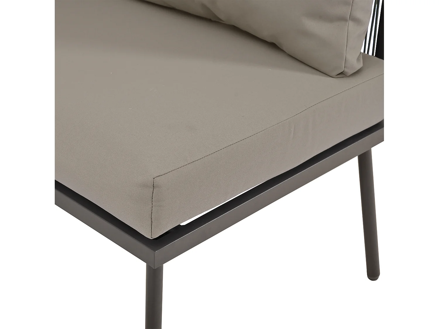 Ensemble de jardin gris comprend 2 canapés, une table, 2 coussins d'assise et 6 coussins