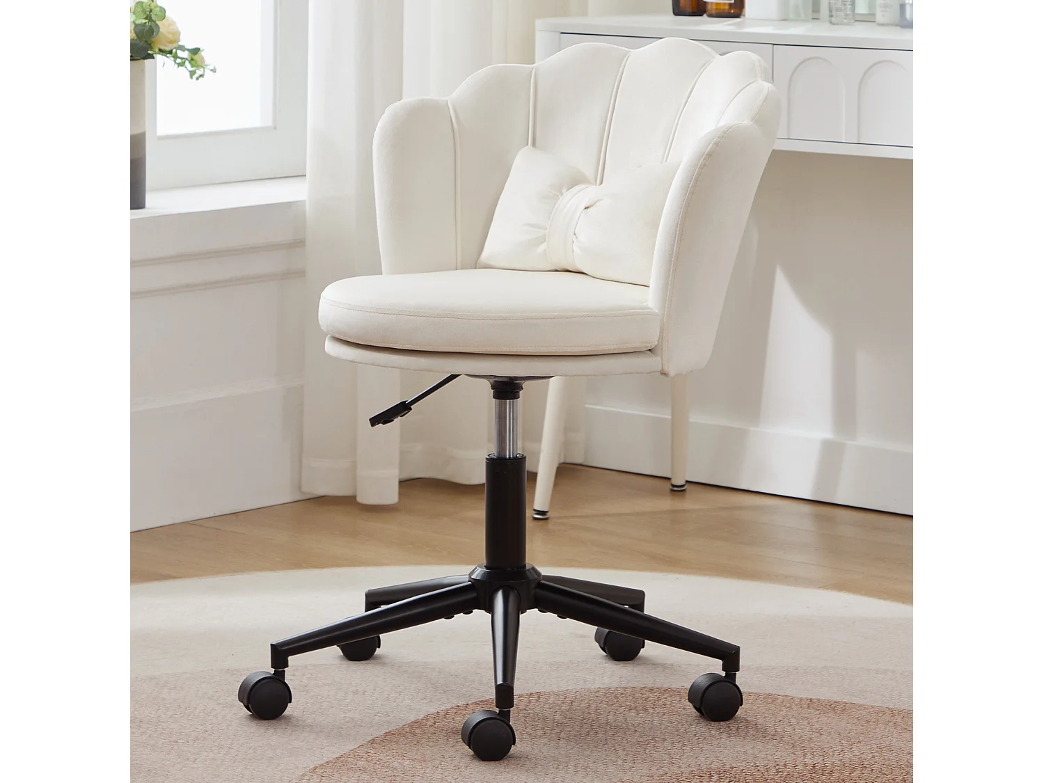 Chaise de bureau beige, réglable en hauteur, dossier en forme de pétale