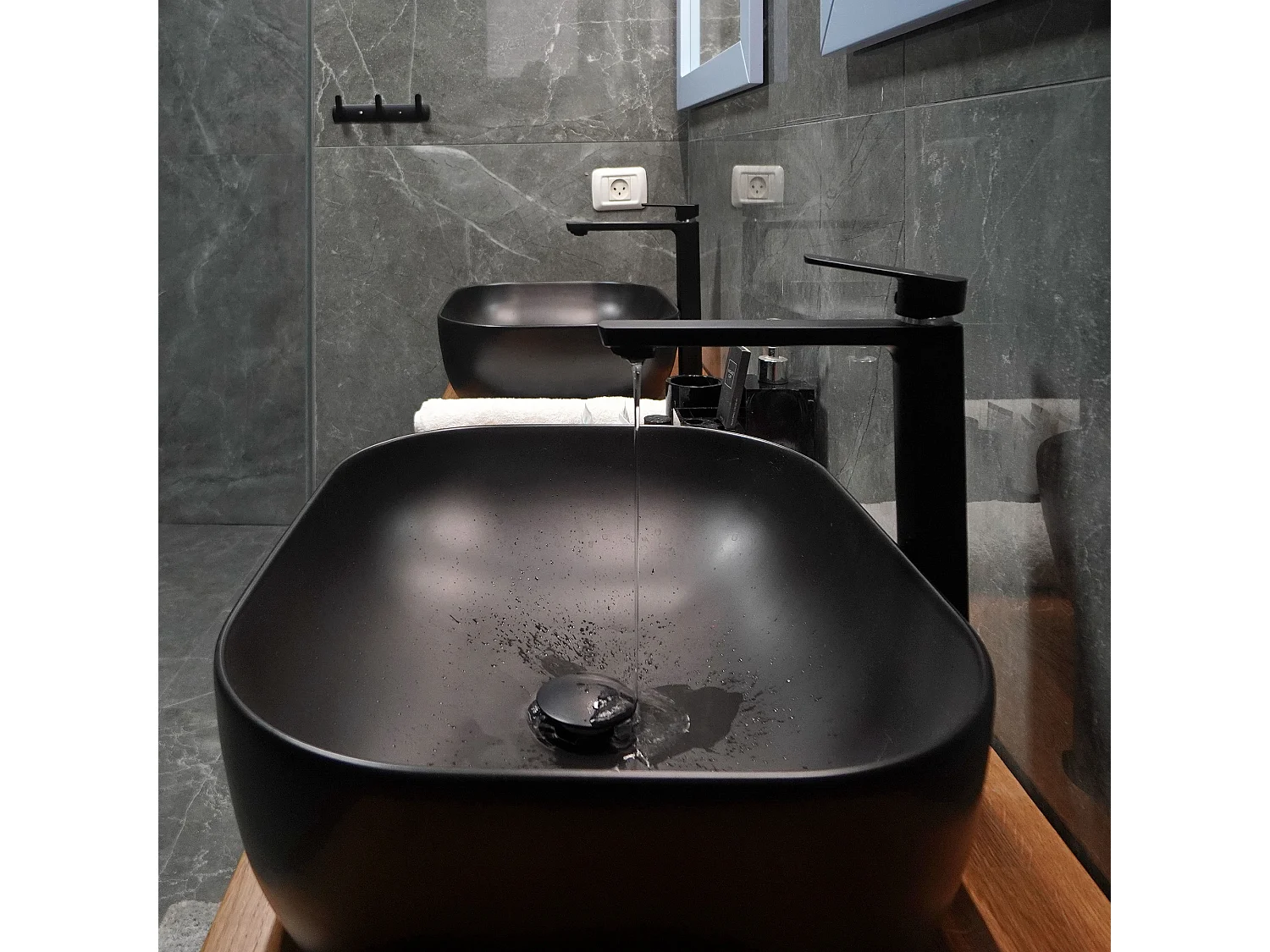 Lavabo en céramique noir mat vasque à poser pour salle de bain 605x385x140 mm