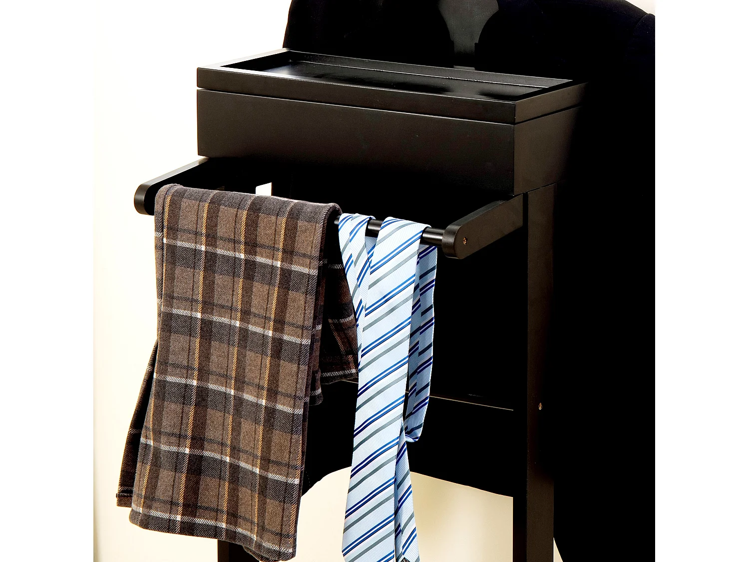 Porte-vêtements portable noir avec organisateur de rangement, MDF, tige en bois massif (44x36.5x110cm)