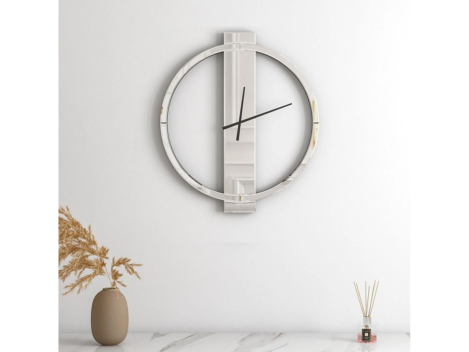Horloge murale moderne en verre miroir, design épuré, MDF et verre, argenté (68x60x3.8 cm)