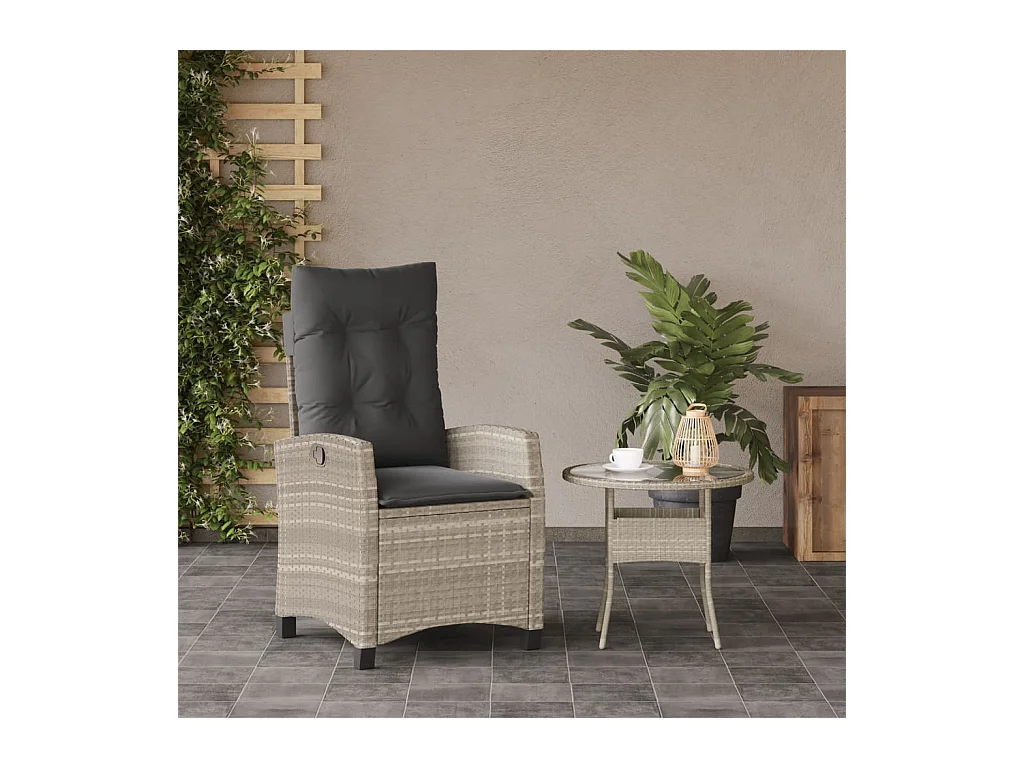 Liggende tuinstoel met lichtgrijze kussens van gevlochten hars