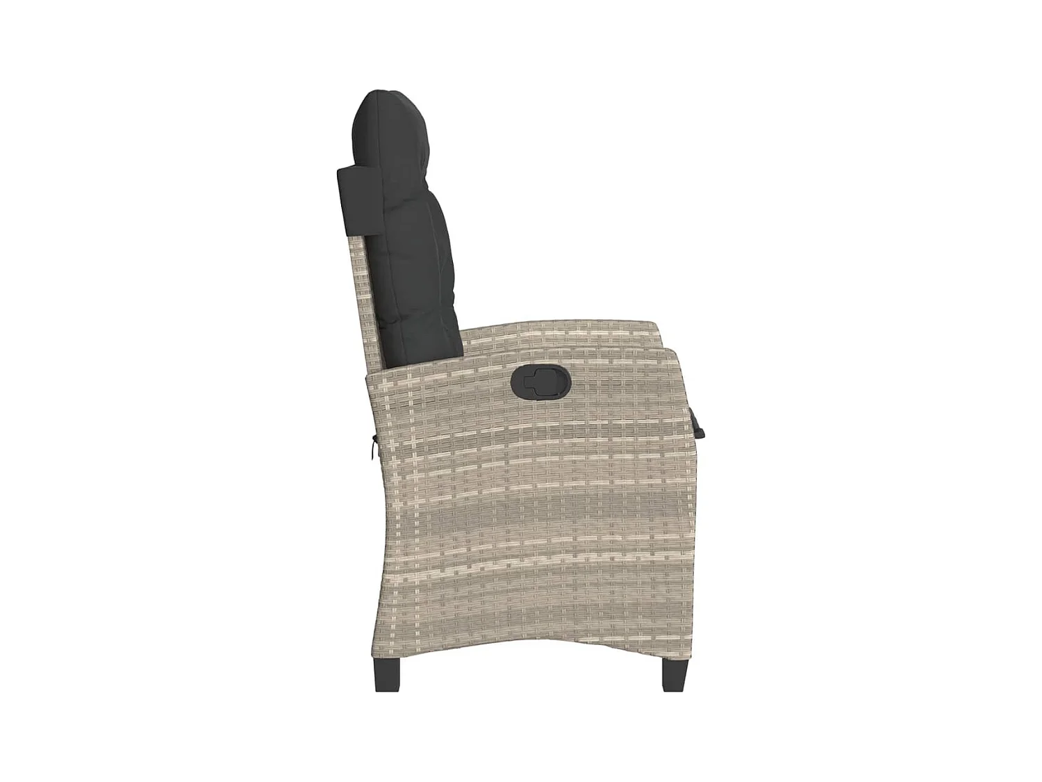 Liggende tuinstoel met lichtgrijze kussens van gevlochten hars