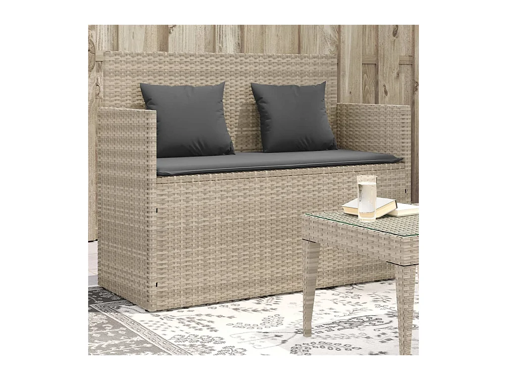 Tuinbank met lichtgrijze kussens van geweven hars