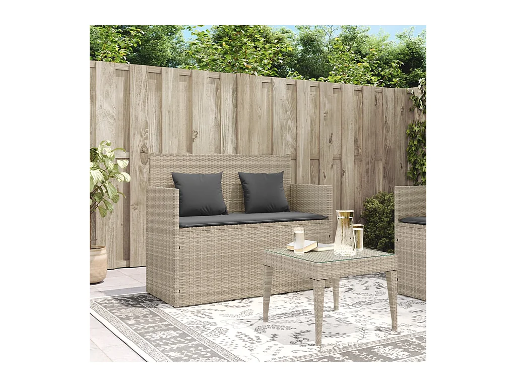 Tuinbank met lichtgrijze kussens van geweven hars