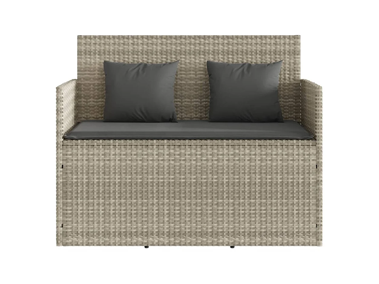 Tuinbank met lichtgrijze kussens van geweven hars