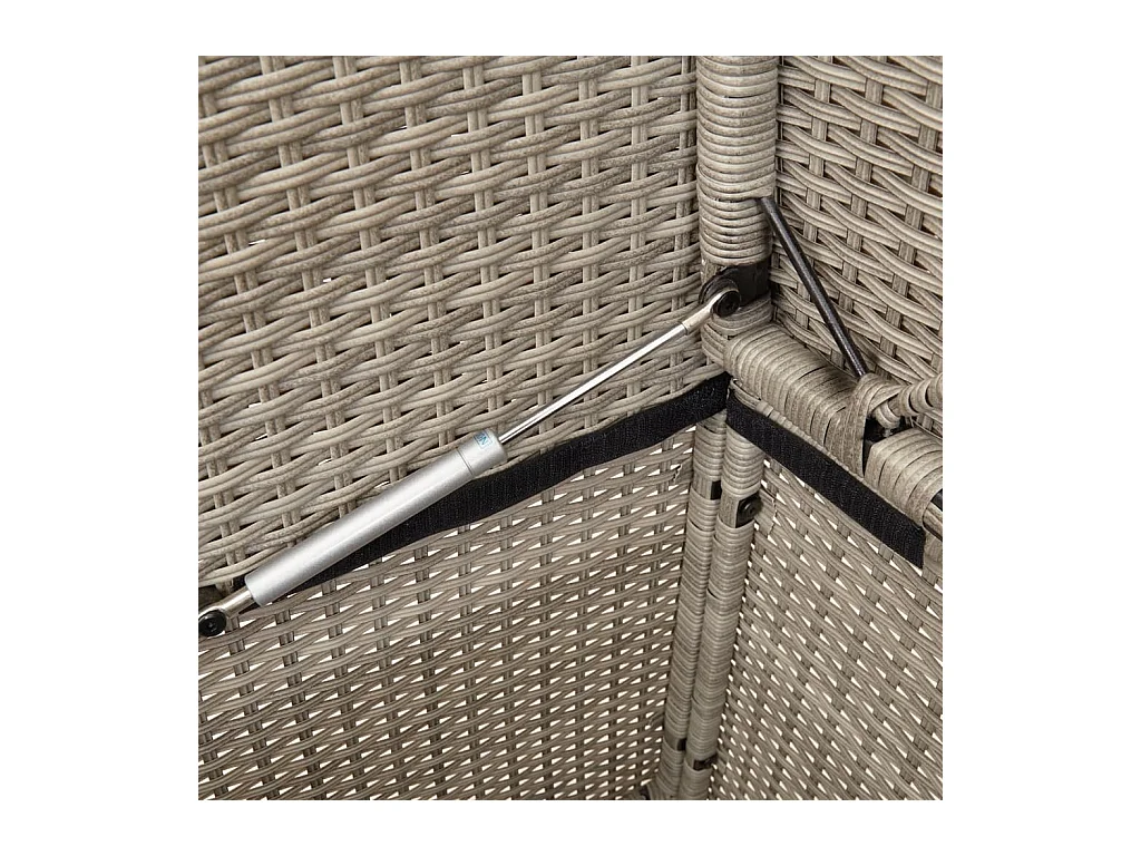 Tuinbank met lichtgrijze kussens van geweven hars