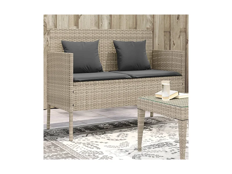 Banco de jardín con cojines gris claro de resina tejida.