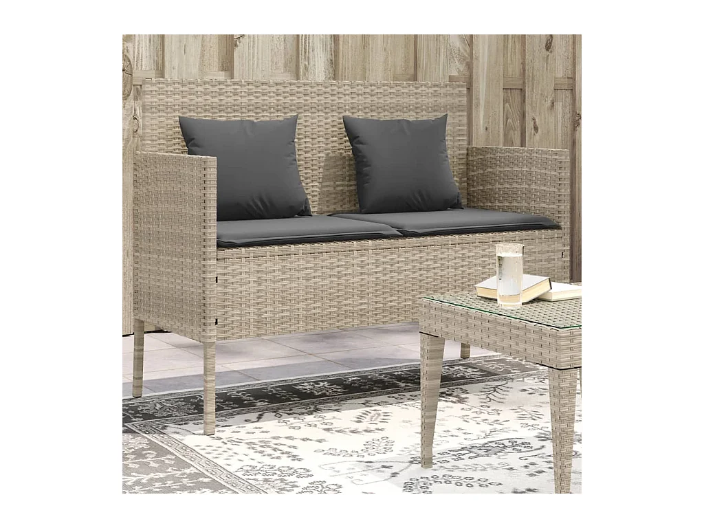 Banco de jardín con cojines gris claro de resina tejida.