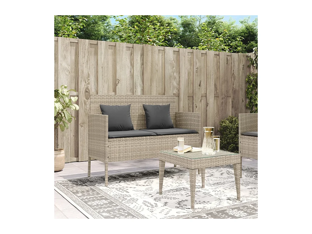 Banco de jardín con cojines gris claro de resina tejida.