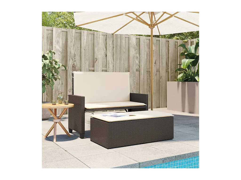 Banco de jardín con cojines y reposapiés en resina tejida marrón.