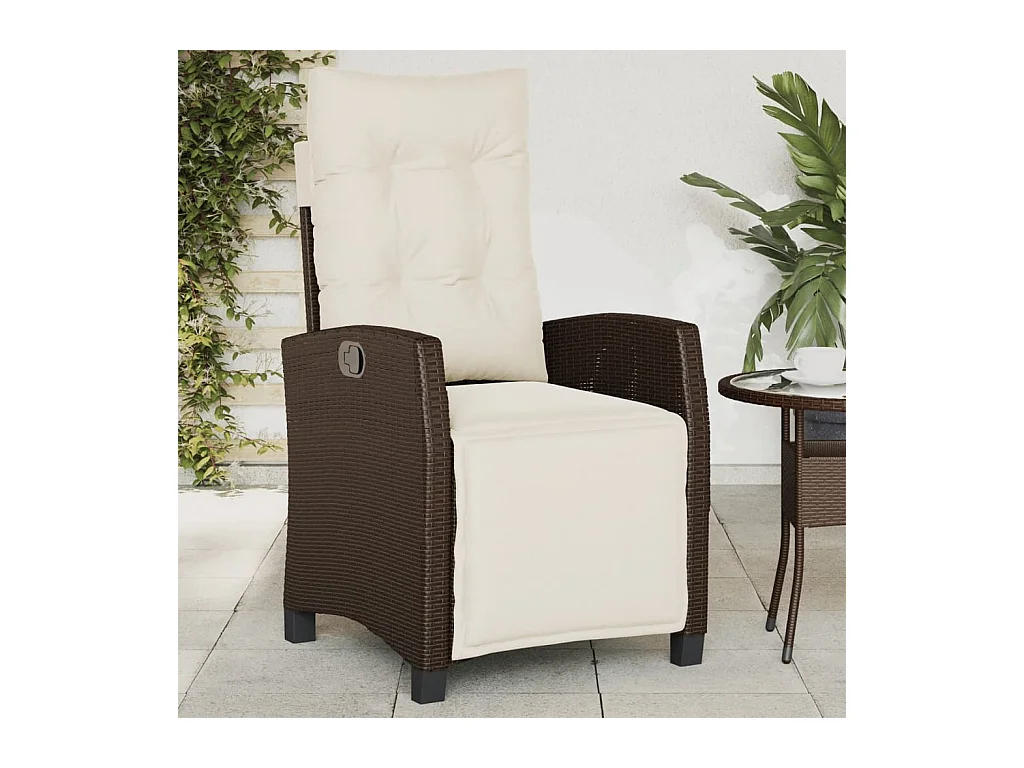 Liggende tuinstoel met voetenbankje van bruin riethars