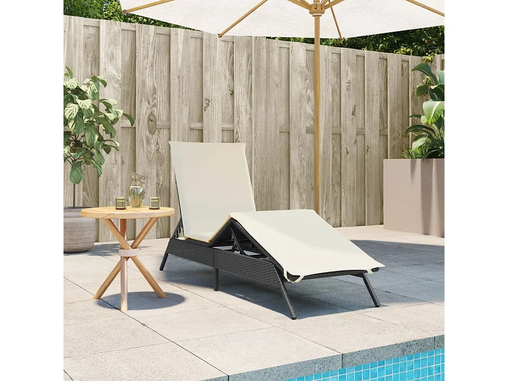 Chaise longue con cojín negro de resina trenzada