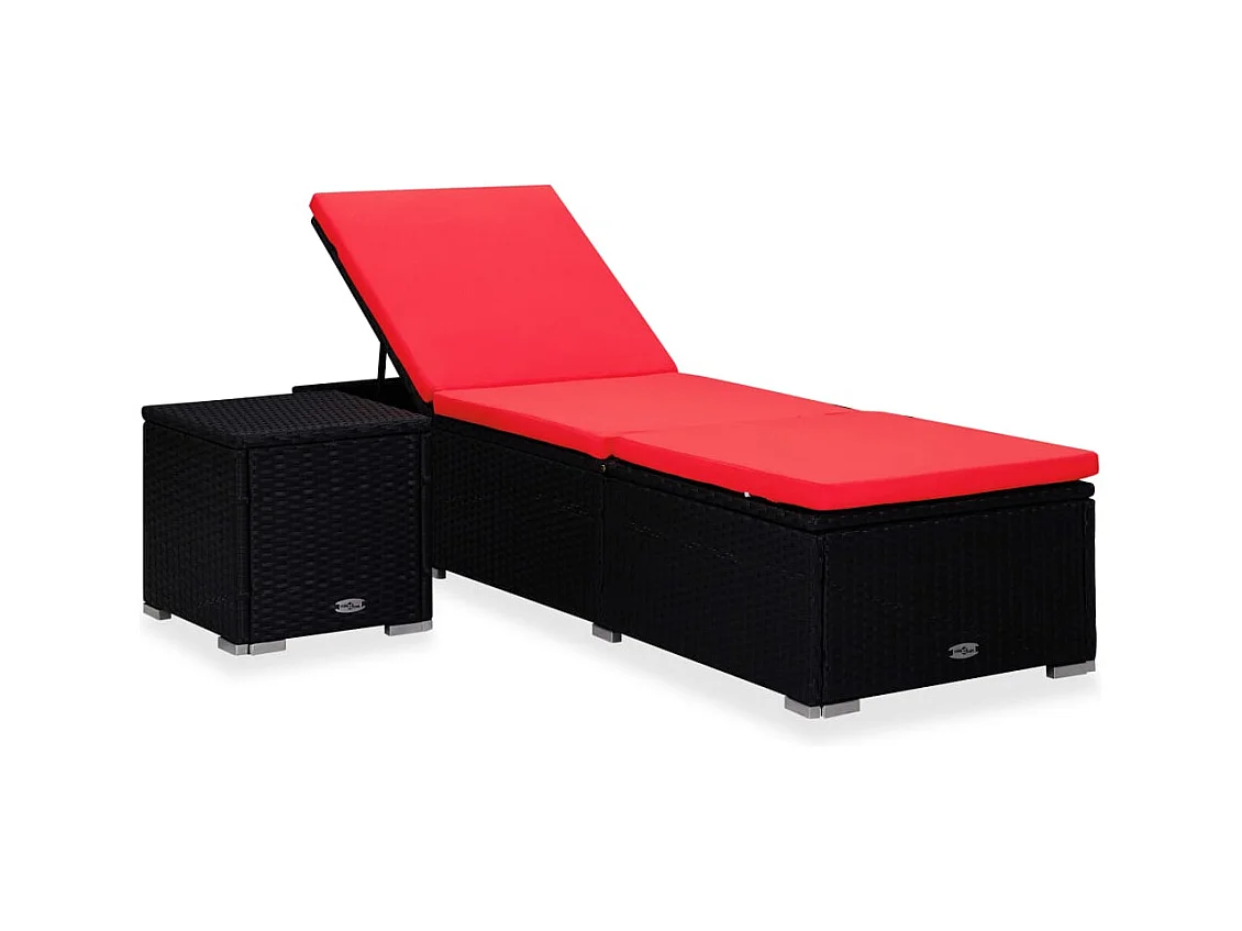 Rode rieten loungestoel met kussen en theetafel