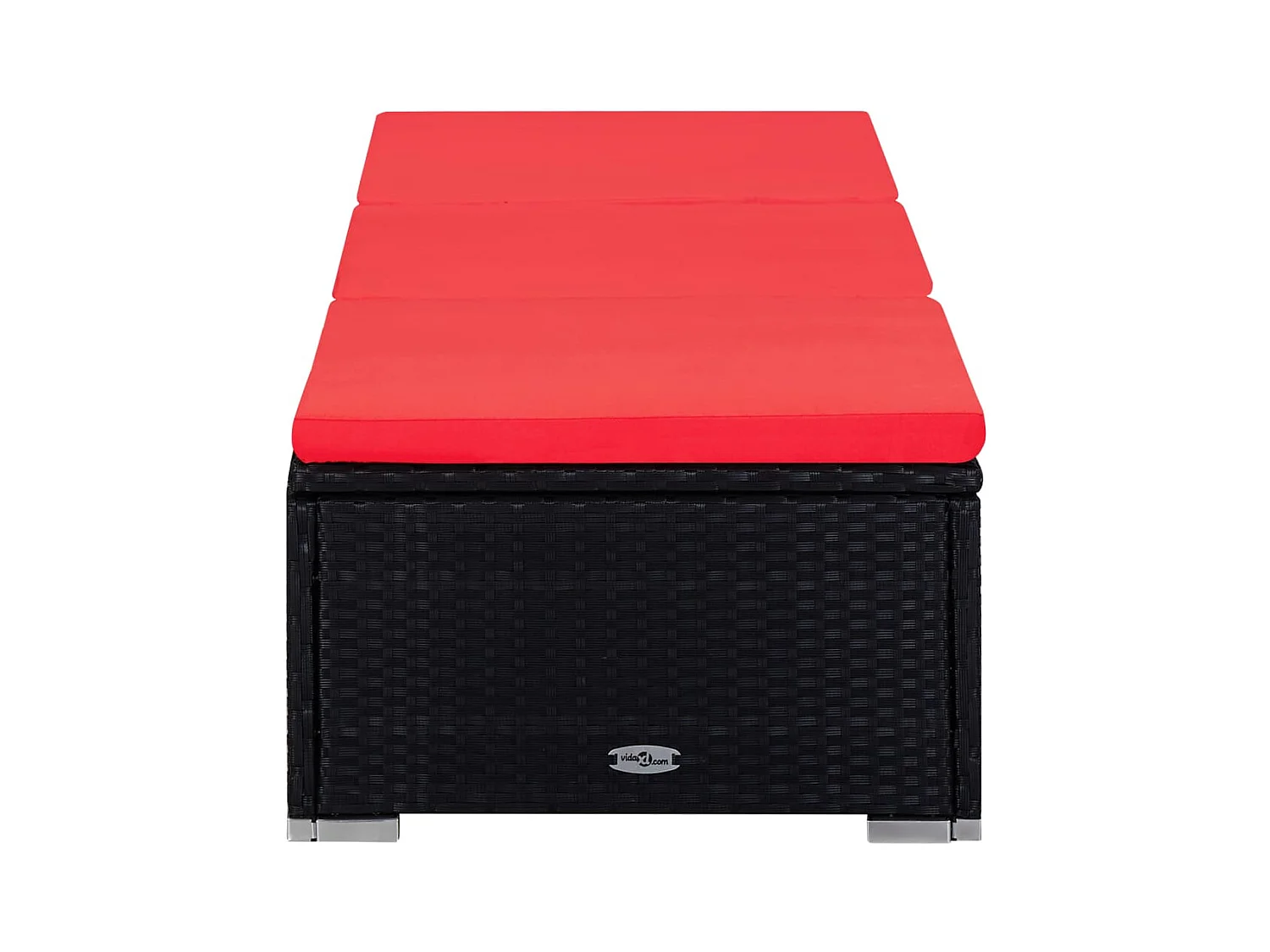 Rode rieten loungestoel met kussen en theetafel