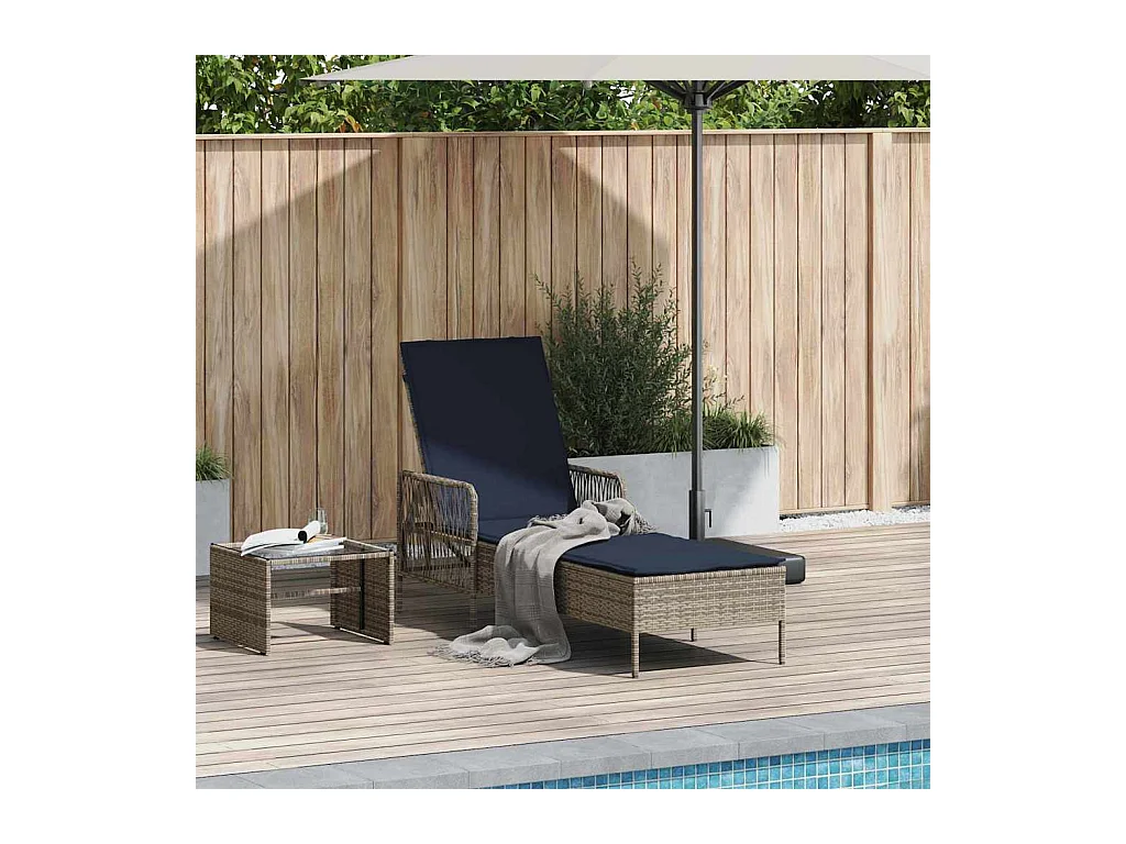 Chaise longue avec coussin en poly rotin gris.