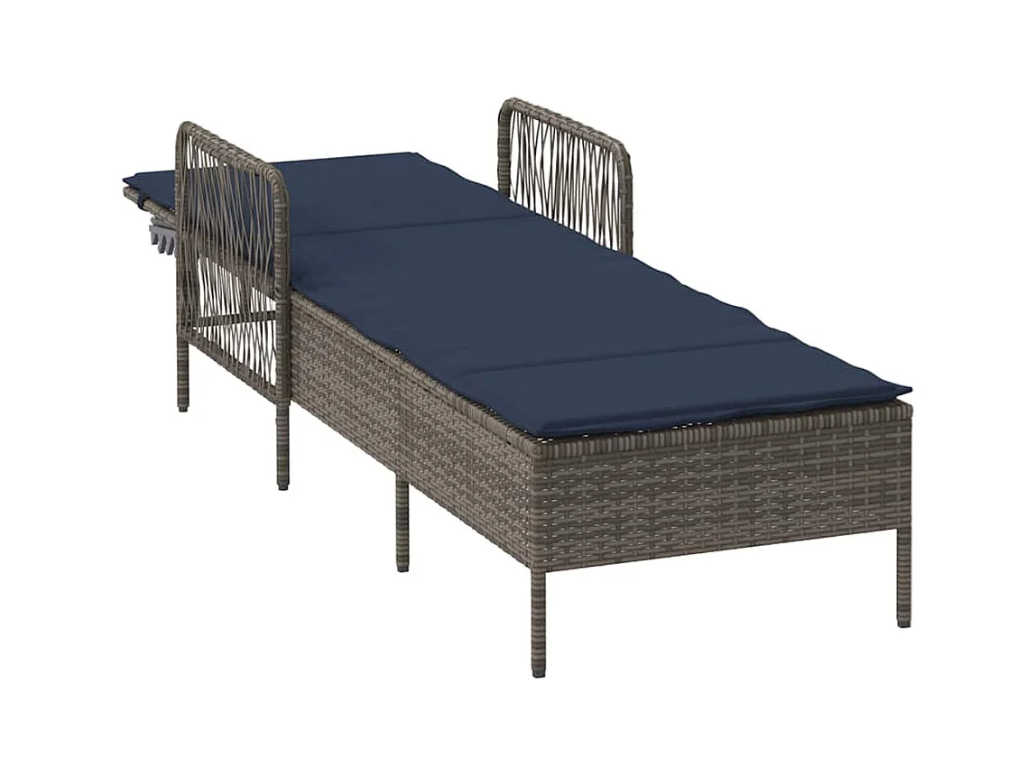 Chaise longue avec coussin en poly rotin gris.