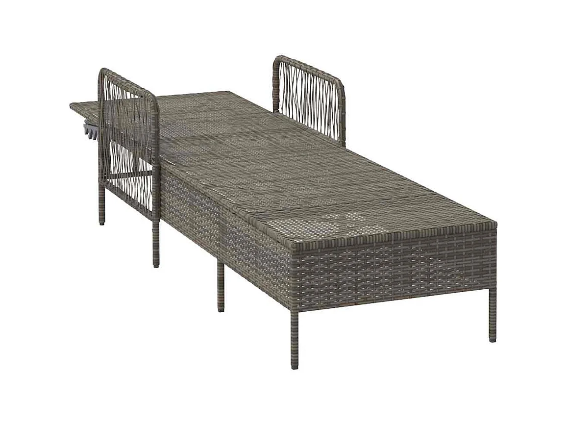 Chaise longue avec coussin en poly rotin gris.