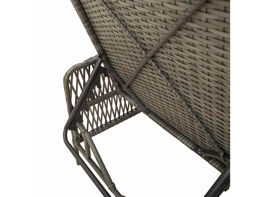 Chaise longue avec coussin en poly rotin gris.
