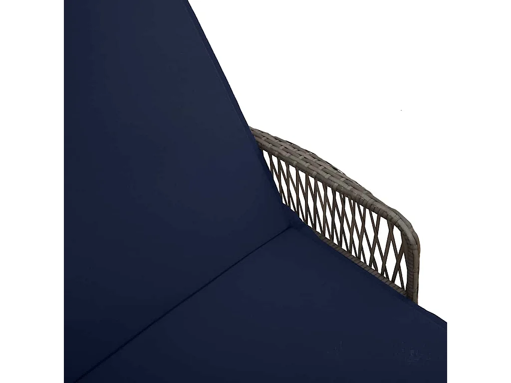 Chaise longue avec coussin en poly rotin gris.