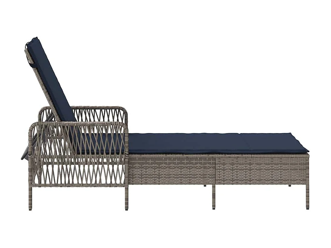 Chaise longue avec coussin en poly rotin gris.