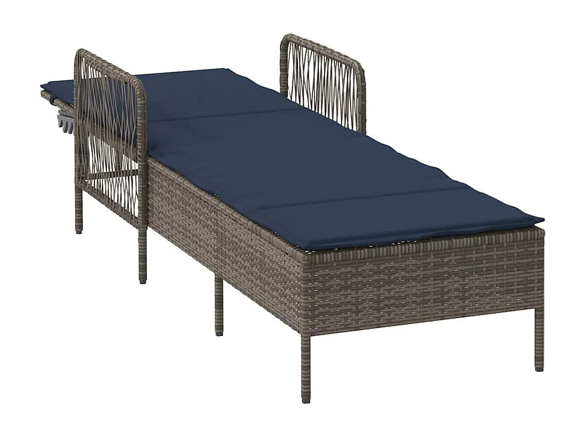 Loungesessel mit grauem Polyrattankissen.