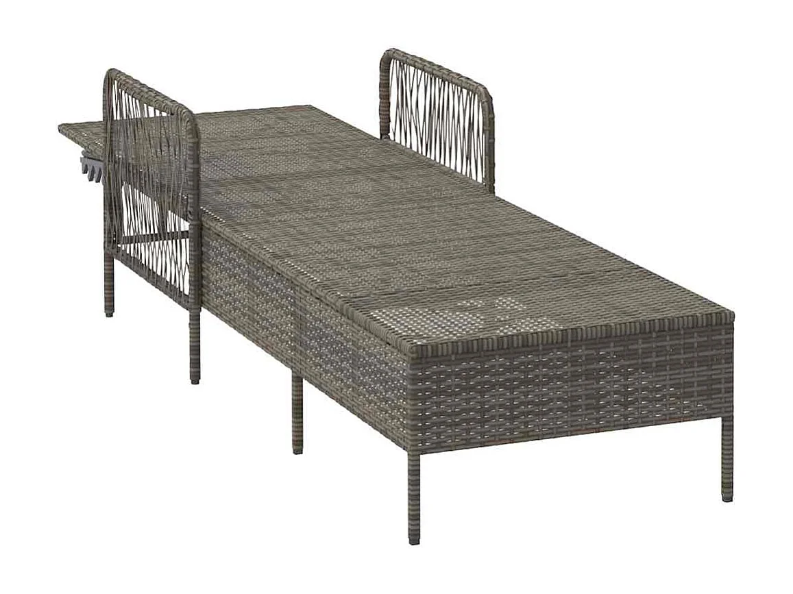 Loungesessel mit grauem Polyrattankissen.