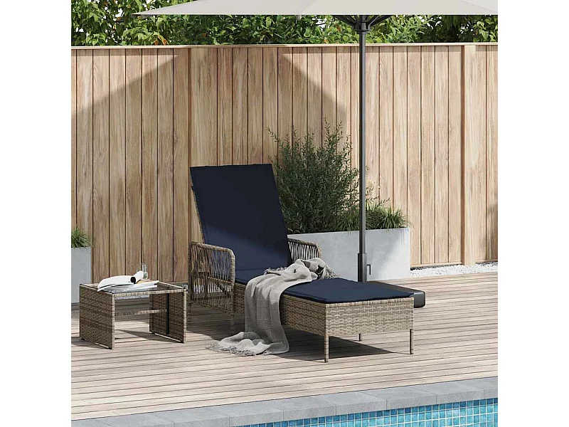 Chaise longue avec coussin en poly rotin gris.