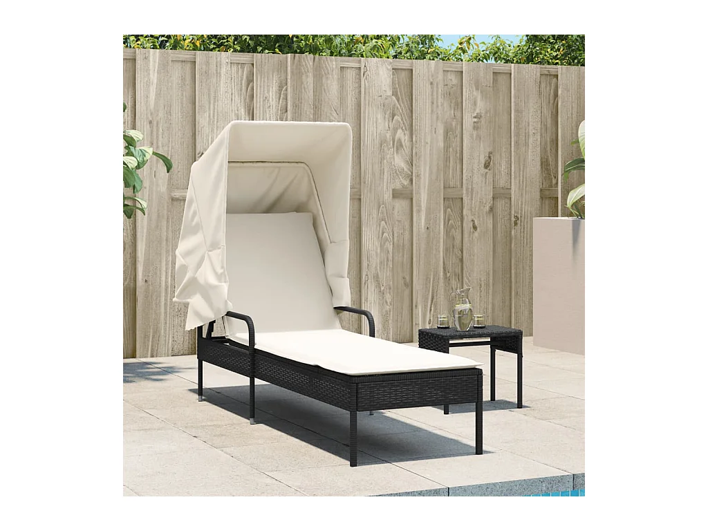 Chaise longue met zwarte rieten kap