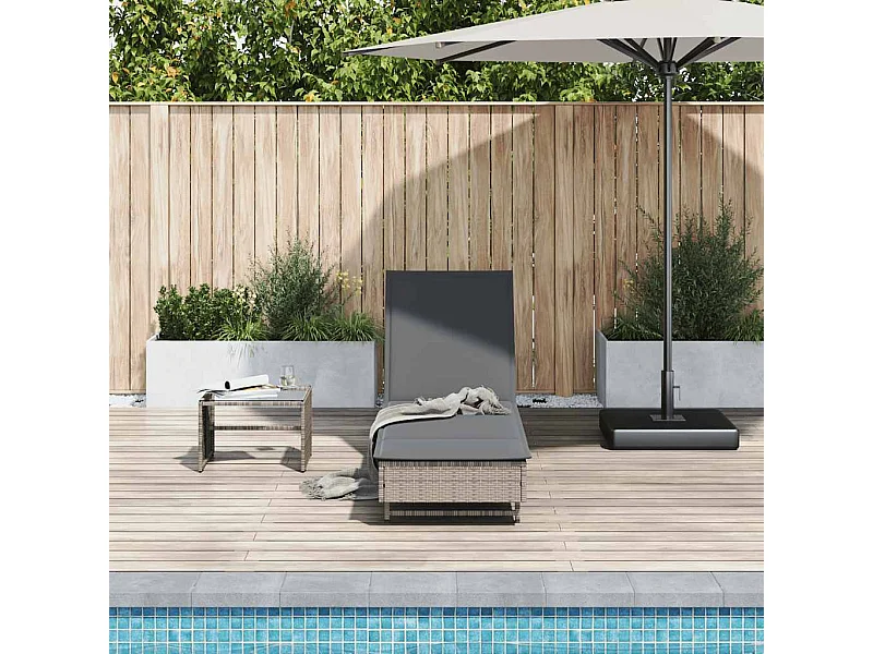 Chaise longue met wielen en grijs geweven harskussen